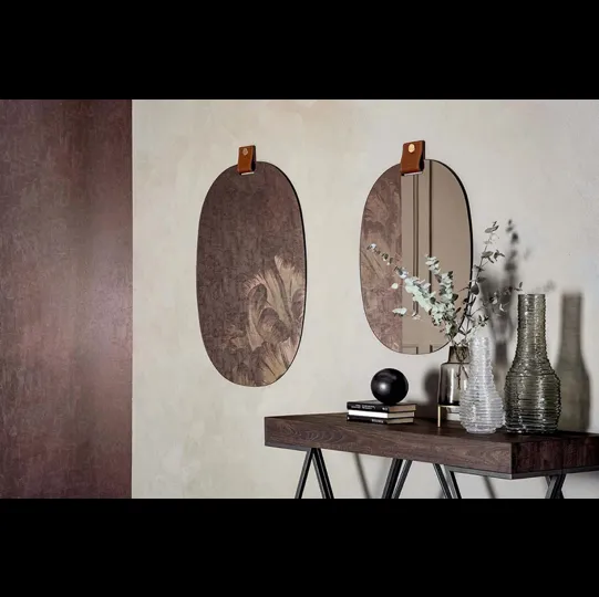 Specchio Belty con particolare in cuoio di Tonin Casa