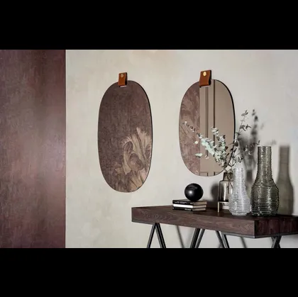 Specchio Belty con particolare in cuoio di Tonin Casa