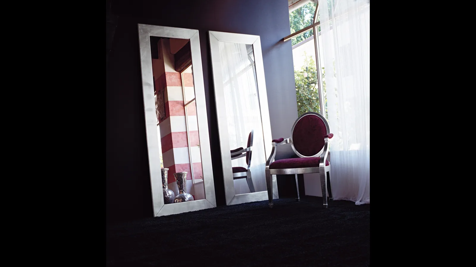 Specchiera Lenia con cornice in legno laccato finitura argento di Tonin Casa