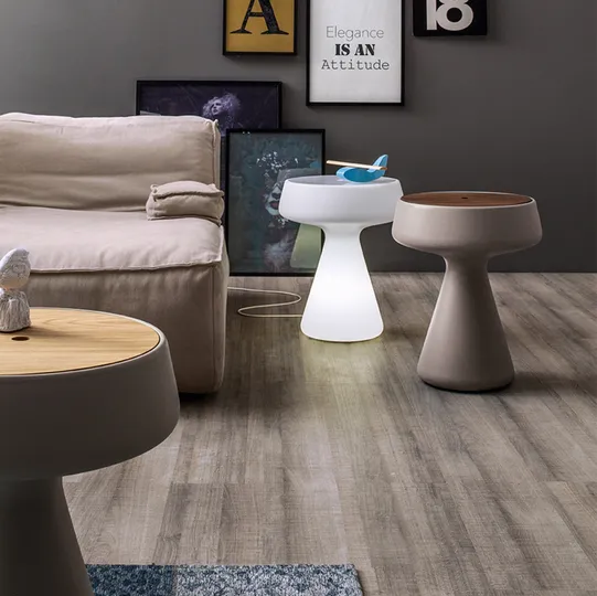 Tavolino di design in polietilene con top in plastica o legno Maki di Tonin Casa