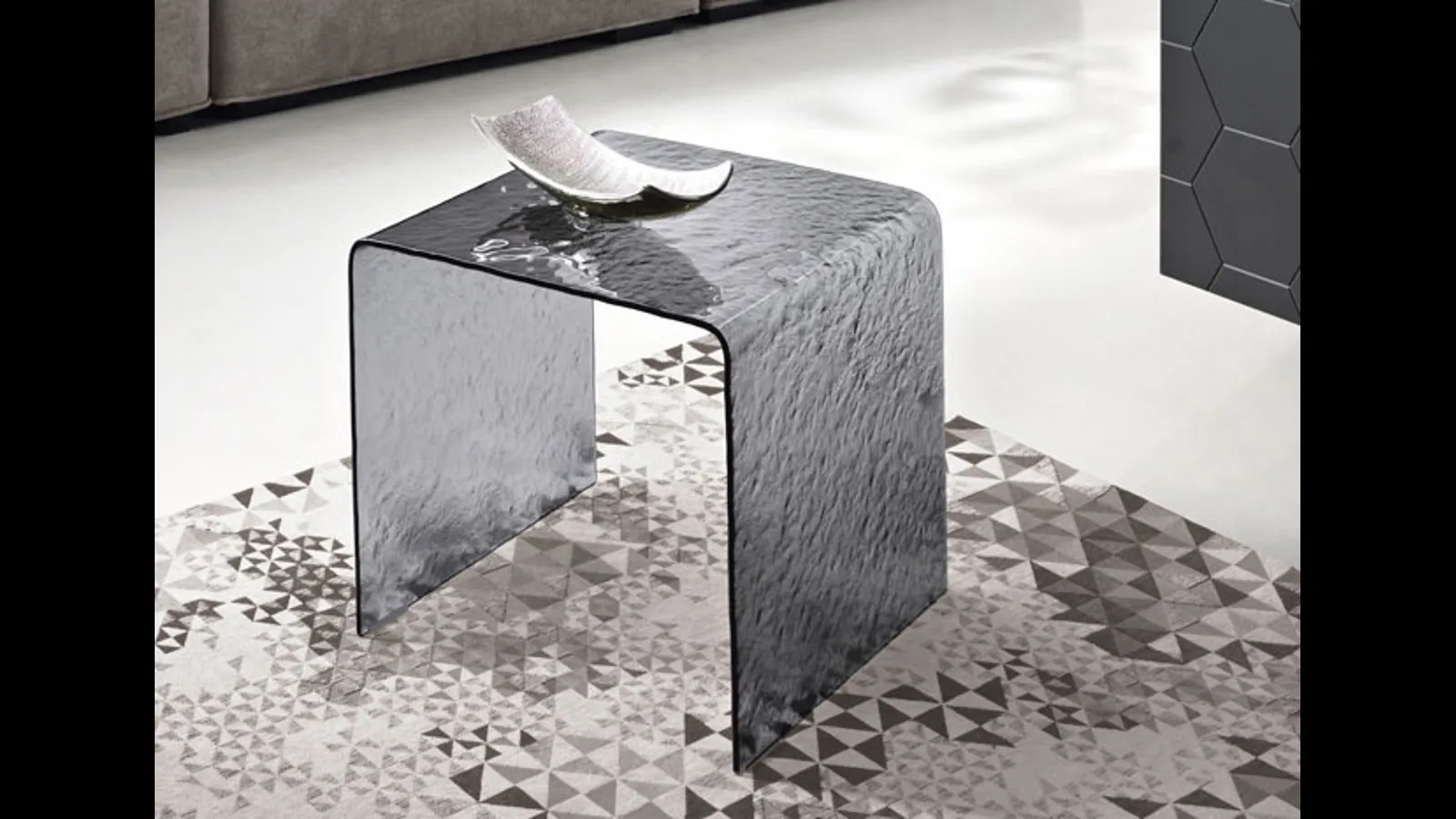 Tavolino Plinio in vetro curvato e martellato di Capodarte