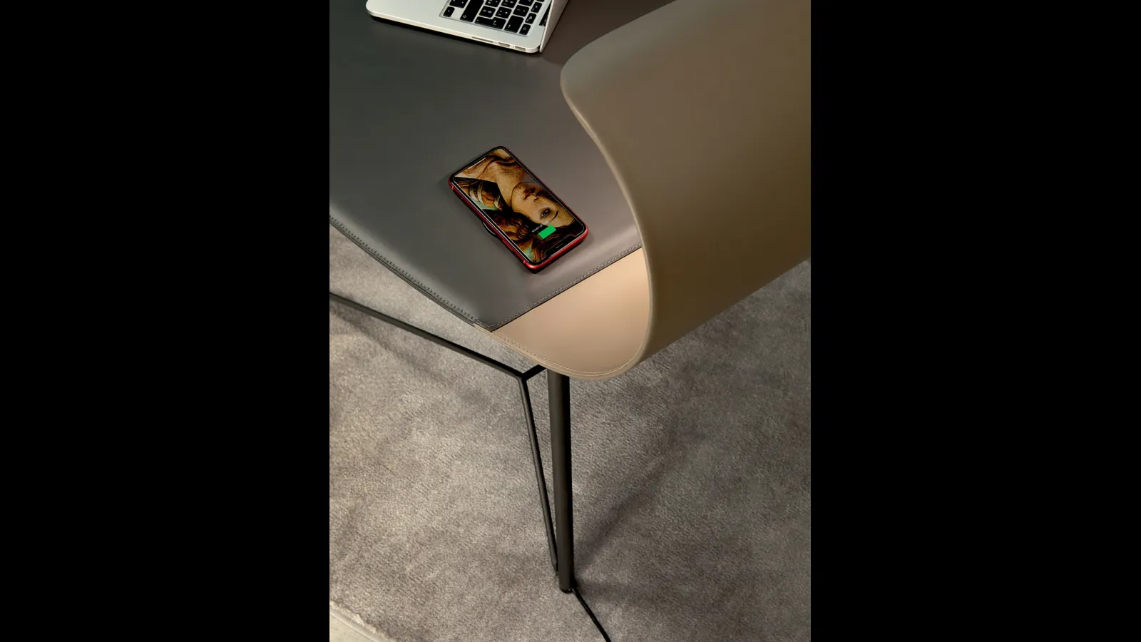 Scrittoio di design con top in cuoio Surf di Tonin Casa