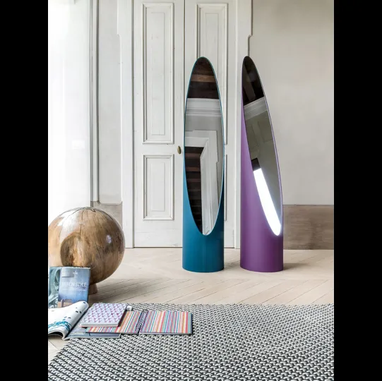 Specchiera da terra rivestita in ecopelle Kolonaky di Tonin Casa