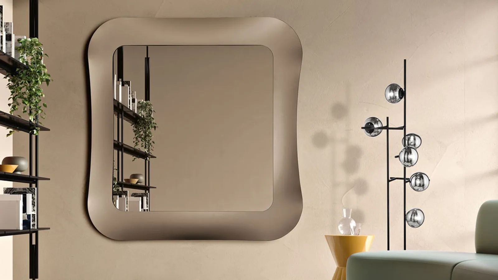 Specchio Dune con cornice in vetro fuso mosso di Capodarte