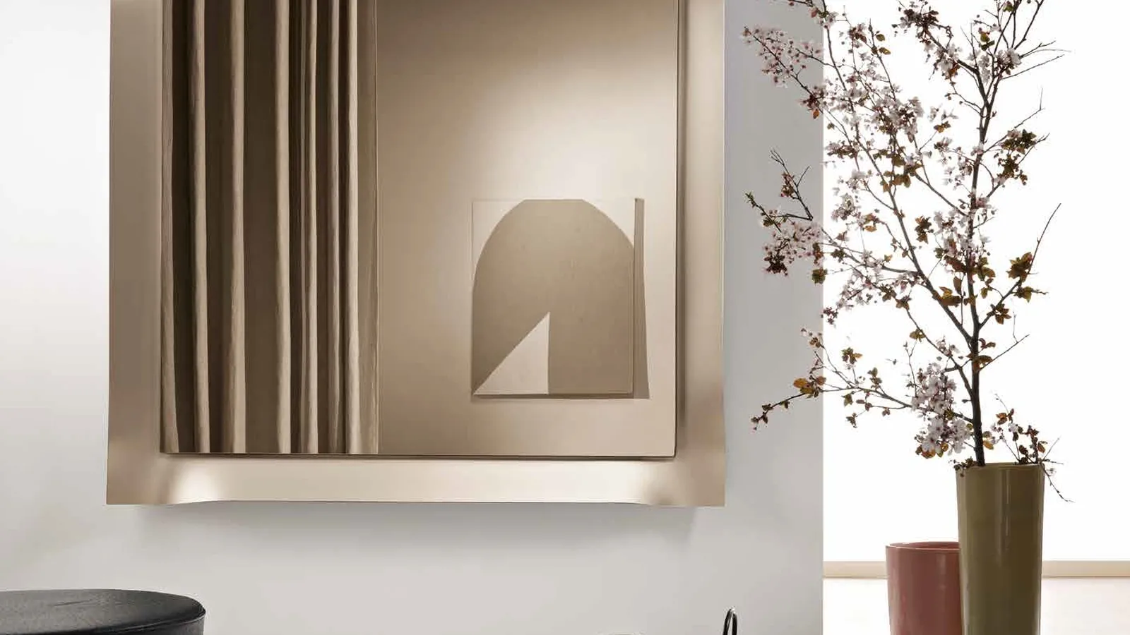 Specchio Taba con cornice in vetro satinato di Capodarte