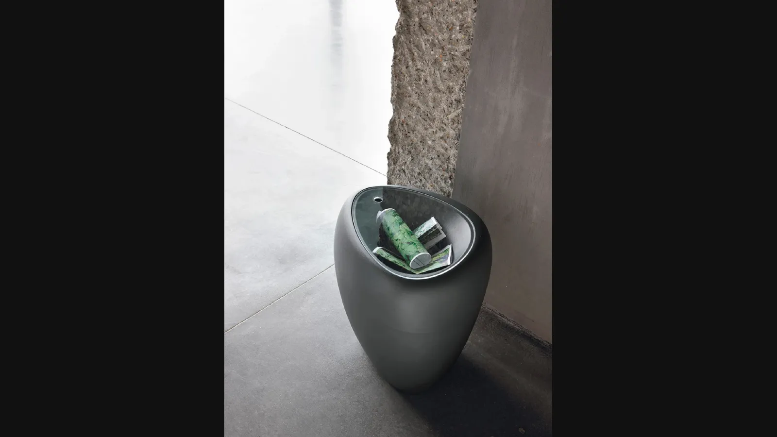 Tavolino di design Ios in polietilene con top in plexiglass di Tonin Casa
