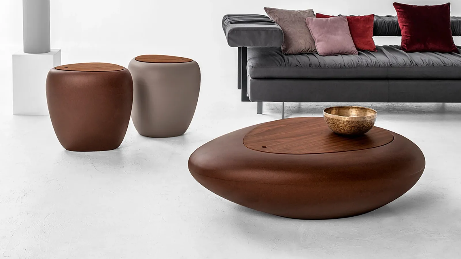 Tavolino di design Kos in polietilene con top in legno di Tonin Casa