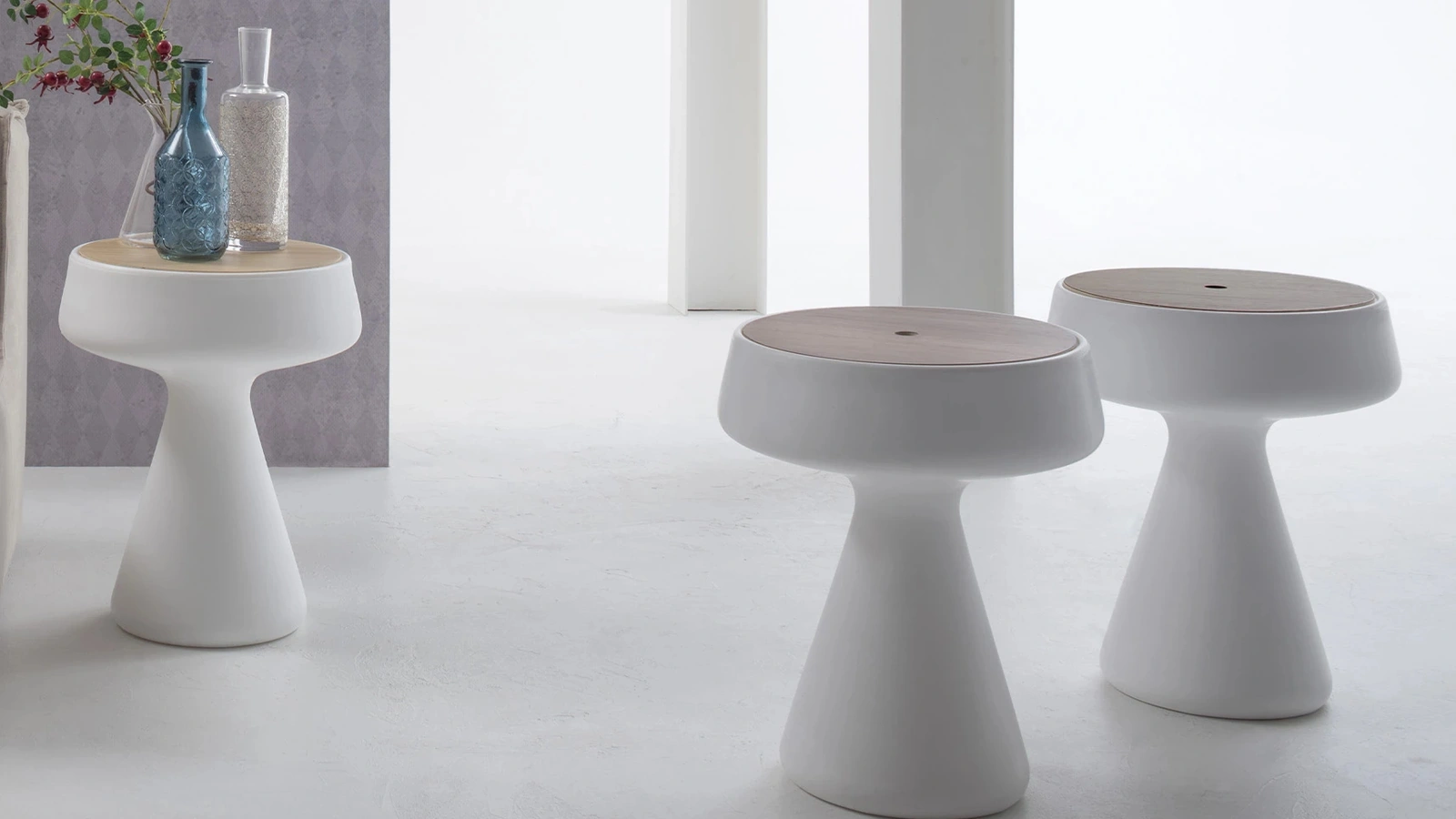 Tavolino di design Maki in polietilene con top in legno di Tonin Casa