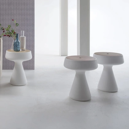 Tavolino di design Maki in polietilene con top in legno di Tonin Casa