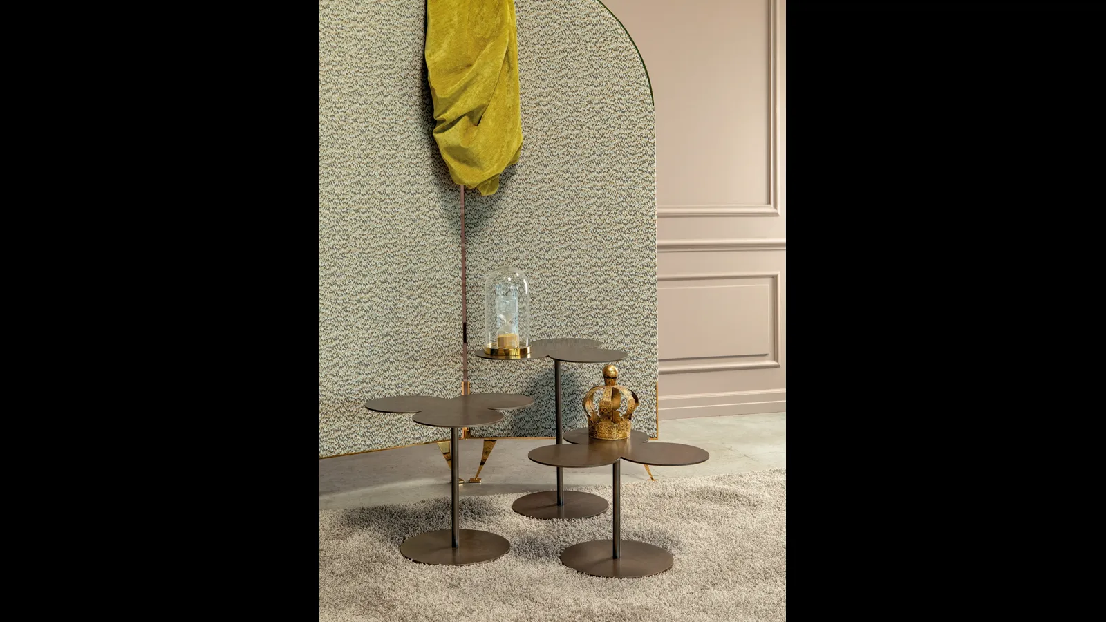 Tavolino Ryazka in metallo con top a forma di trifoglio di Tonin Casa