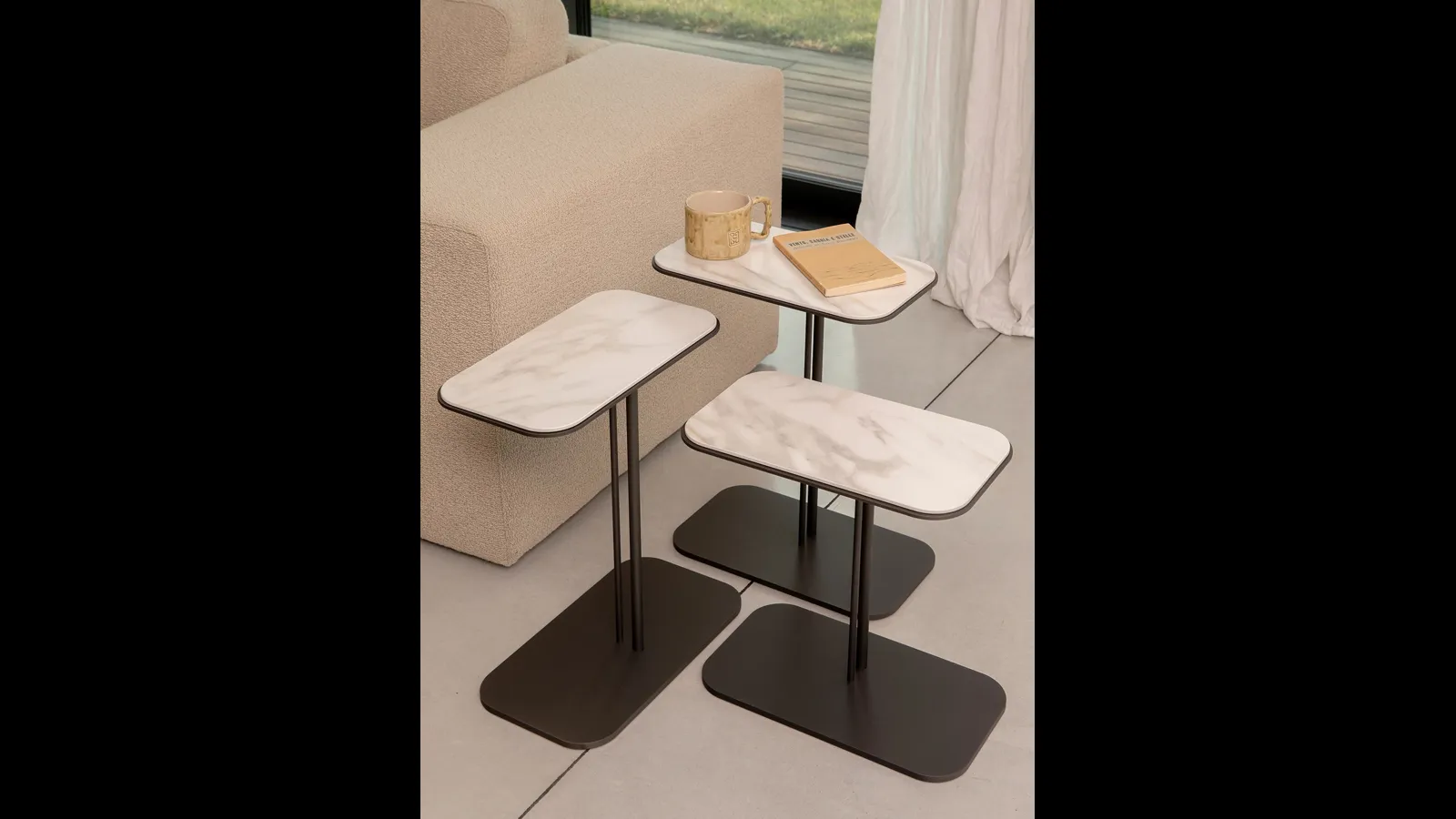 Tavolino Skyline in metallo con top in gres porcellanato di Tonin Casa