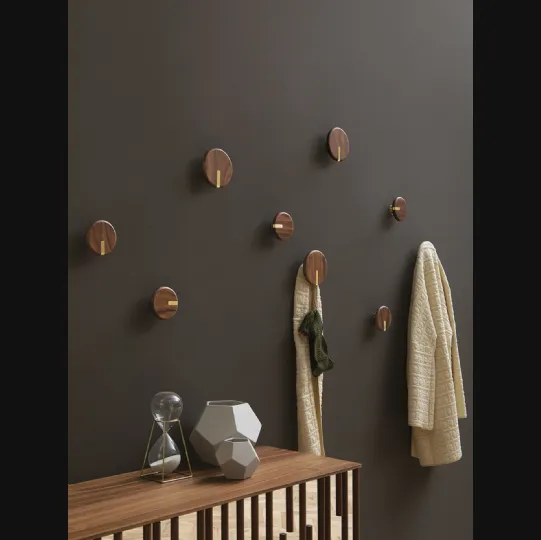 Appendiabiti Tweens in noce massello impreziosito da un elemento in finitura oro di Tonin Casa