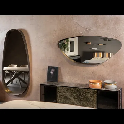 Specchio di design dalle linee morbide e dinamiche con cornice curva in acciaio verniciato Vogue di Tonin Casa