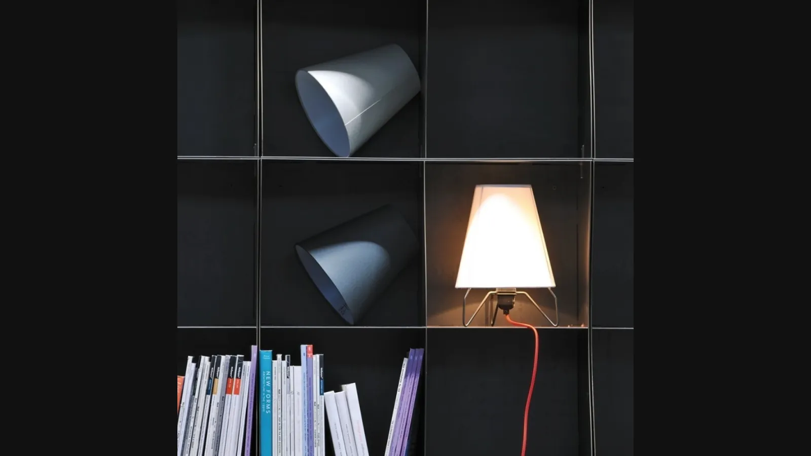 Lampada da tavolo in tessuto con struttura in metallo Jet Table di Adriani e Rossi