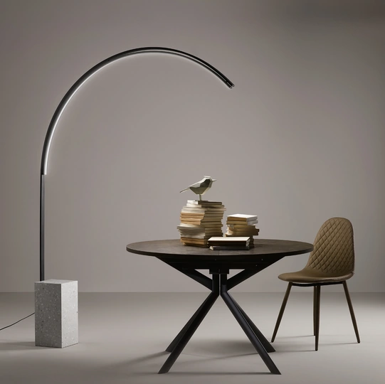 Lampada da terra Biblio in metallo con base in ceppo di grè di Ondaluce