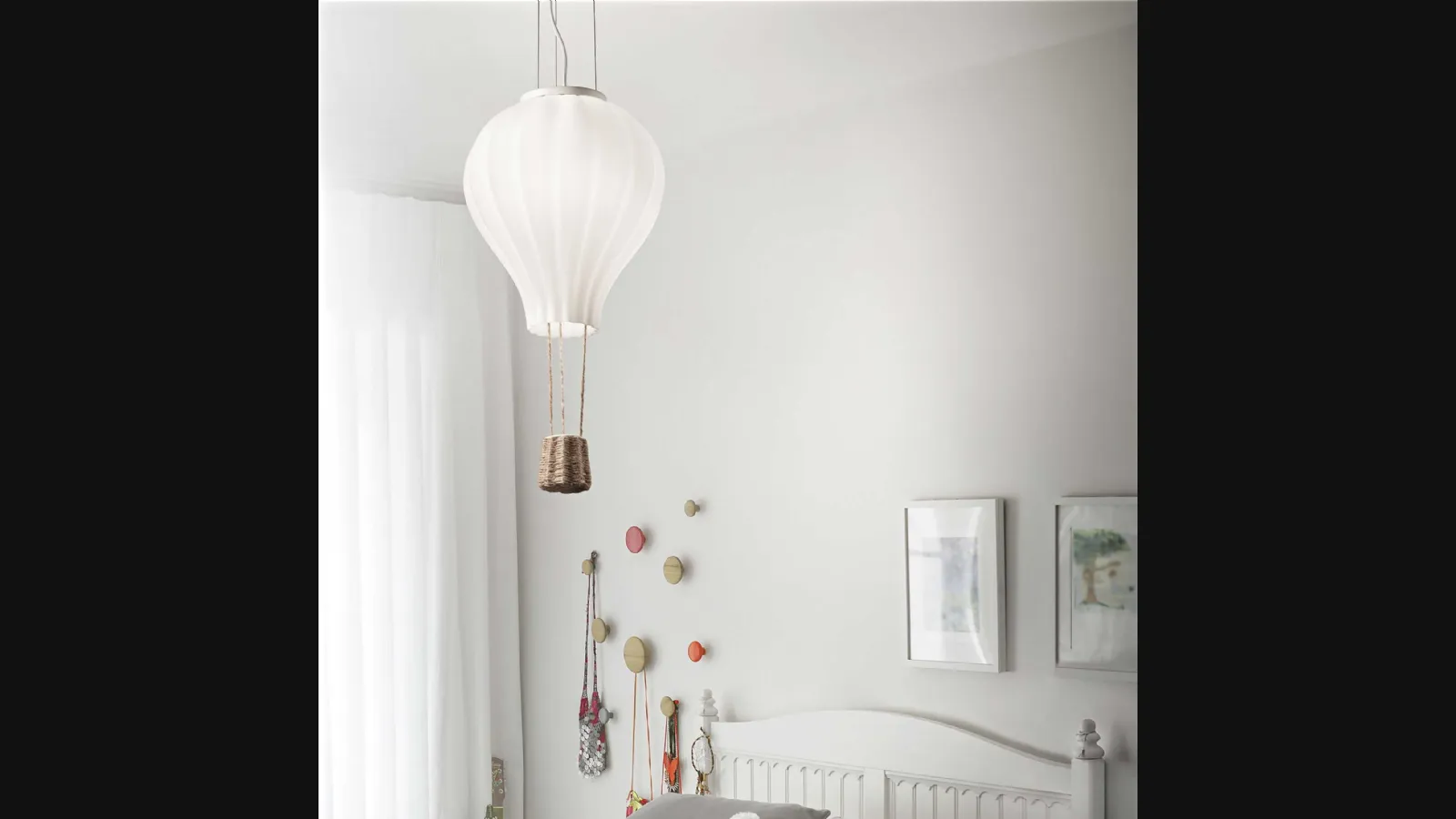 Lampada a sospensione che ricorda una mongolfiera Dream Big con diffusore in vetro soffiato bianco acidato e cesto in corda di Ideal Lux