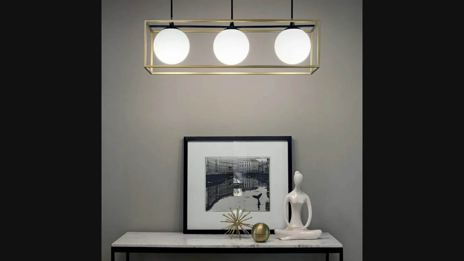 Lampada a sospensione Lingotto in metallo verniciato ottone opaco con diffusori in vetro incamiciato bianco, soffiato e acidato di Ideal Lux