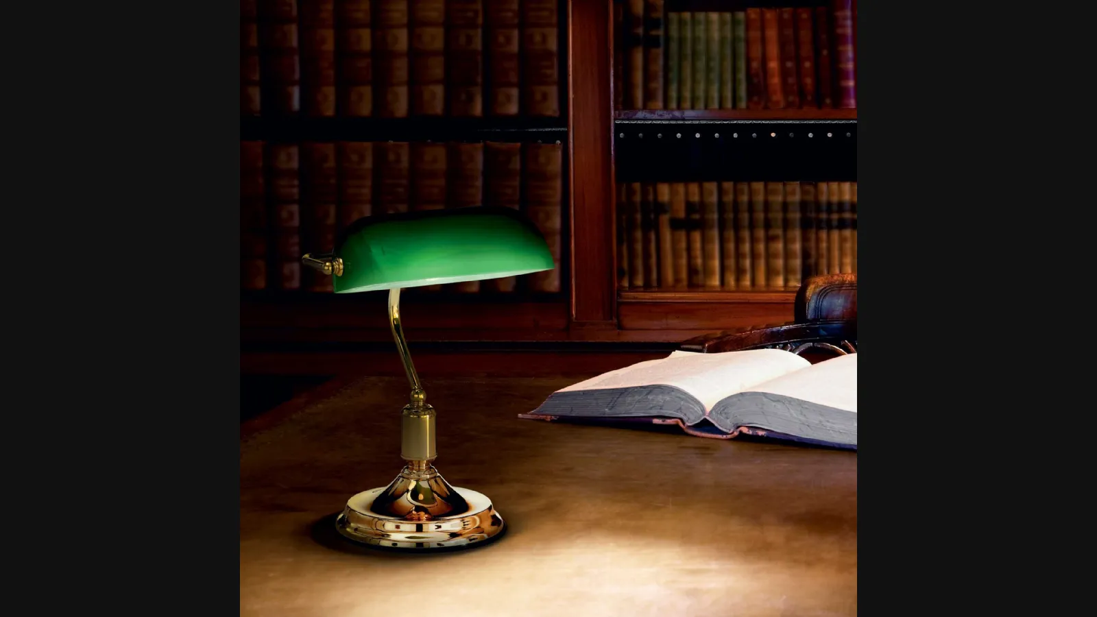 Lampada da tavolo Lawyer in metallo finitura ottone e diffusore in vetro soffiato e incamiciato di Ideal Lux