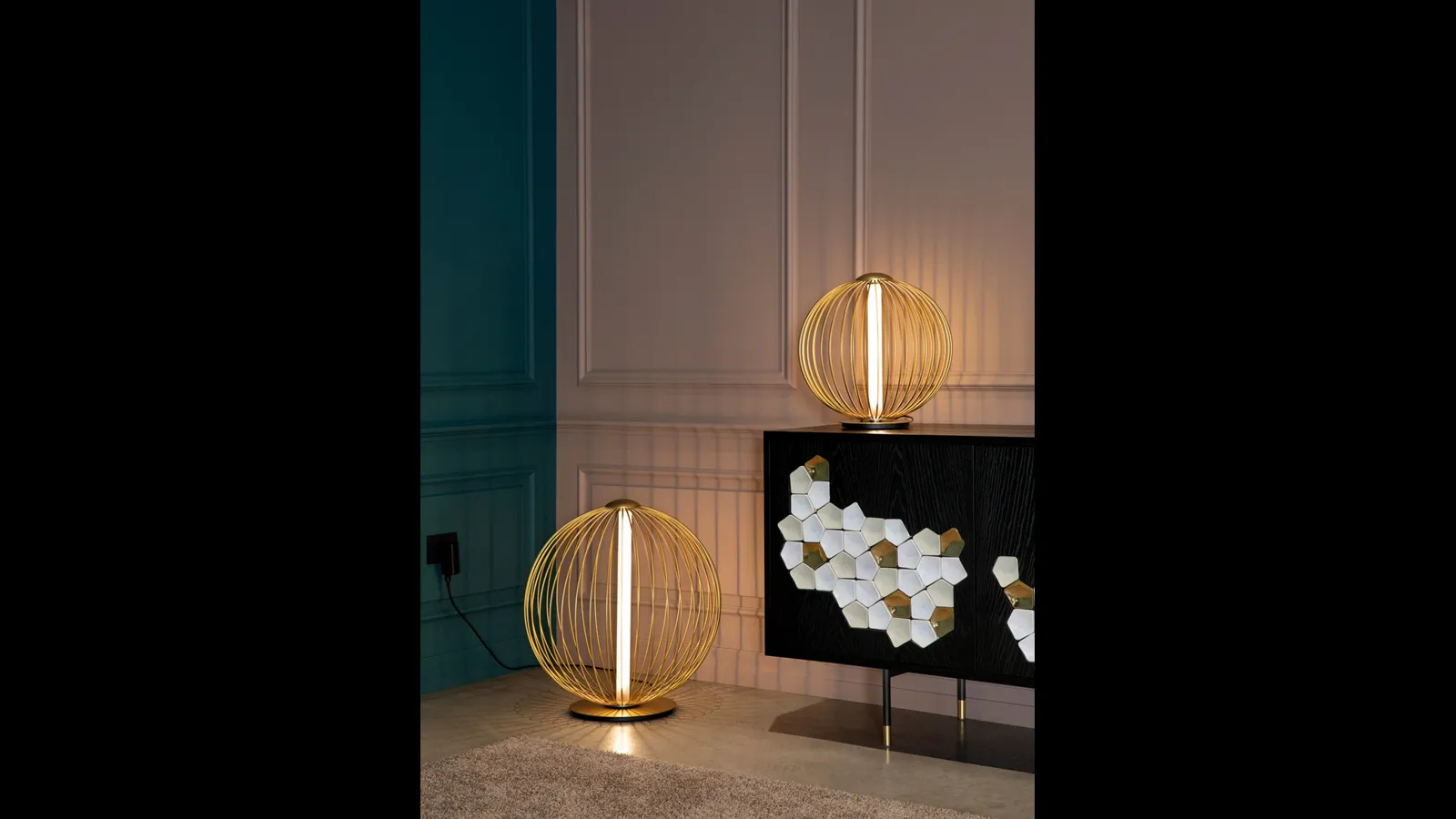 Lampada da tavolo e da terra Mandala dalla forma rotonda realizzata in filo metallico di Tonin Casa