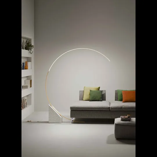 Lampada da terra in metallo Rune di Ondaluce