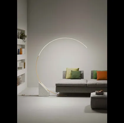 Lampada da terra in metallo Rune di Ondaluce