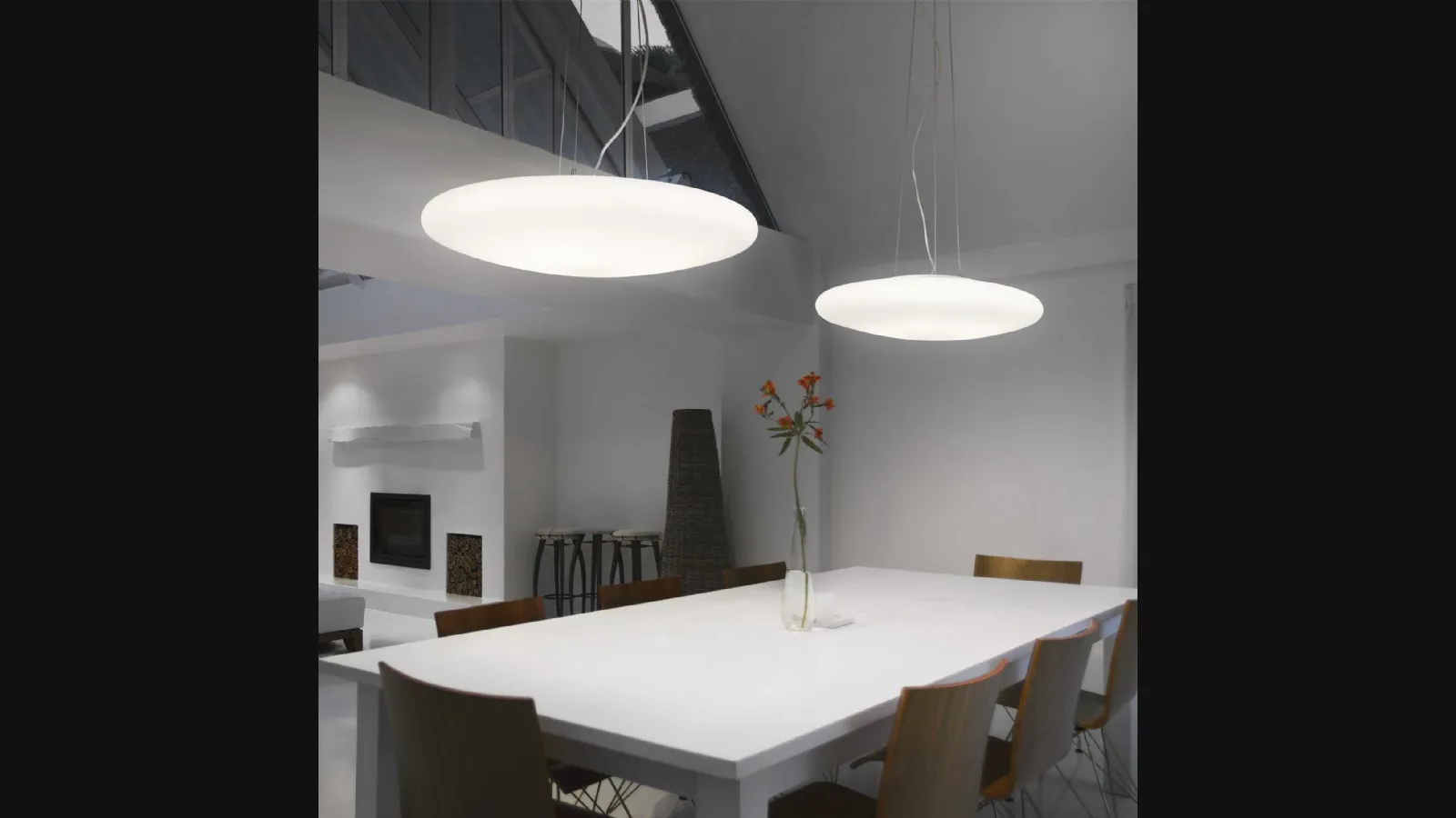 Lampada a sospensione Smarties in vetro bianco soffiato di Ideal Lux