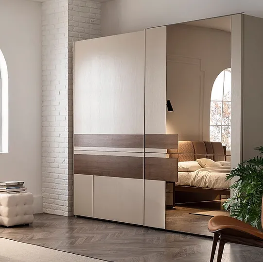 Armadio Aurea in legno con inserto a specchio di Fasolin