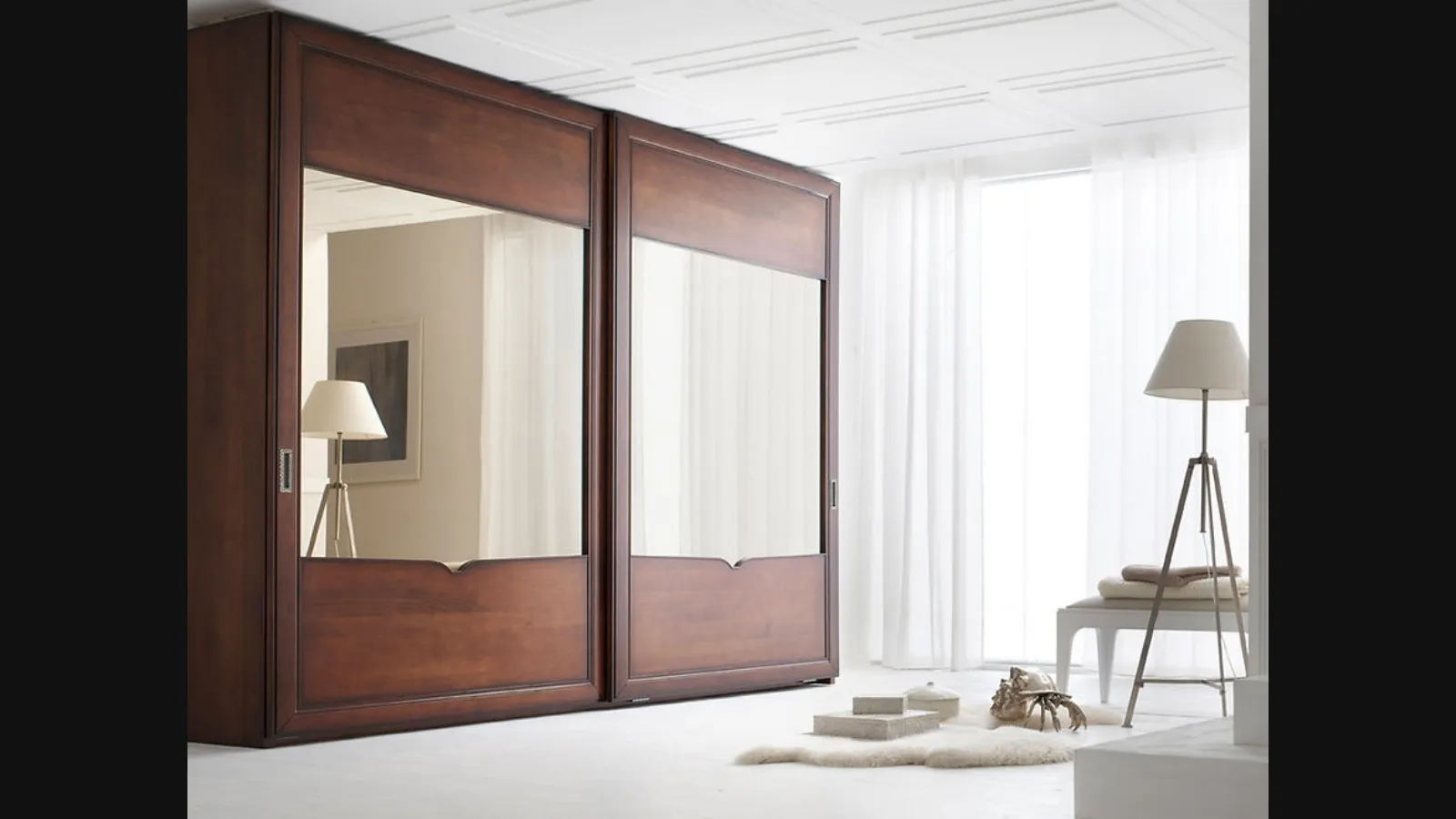 Armadio Linda con ante scorrevoli in legno e specchio di Fasolin