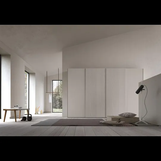 Armadio con ante scorrevoli Comp 324 in laccato opaco e frassino di Mobilgam