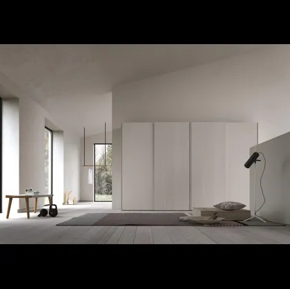 Armadio con ante scorrevoli Comp 324 in laccato opaco e frassino di Mobilgam
