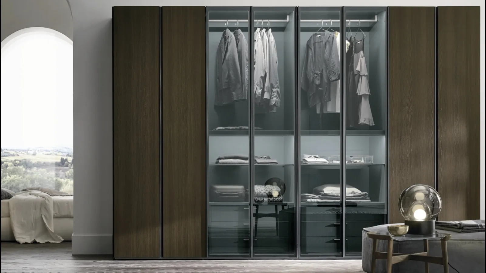 Armadio Metropolis in materico rovere termocotto con ante in materico rovere termocotto e vetro fumé 363 di Tomasella