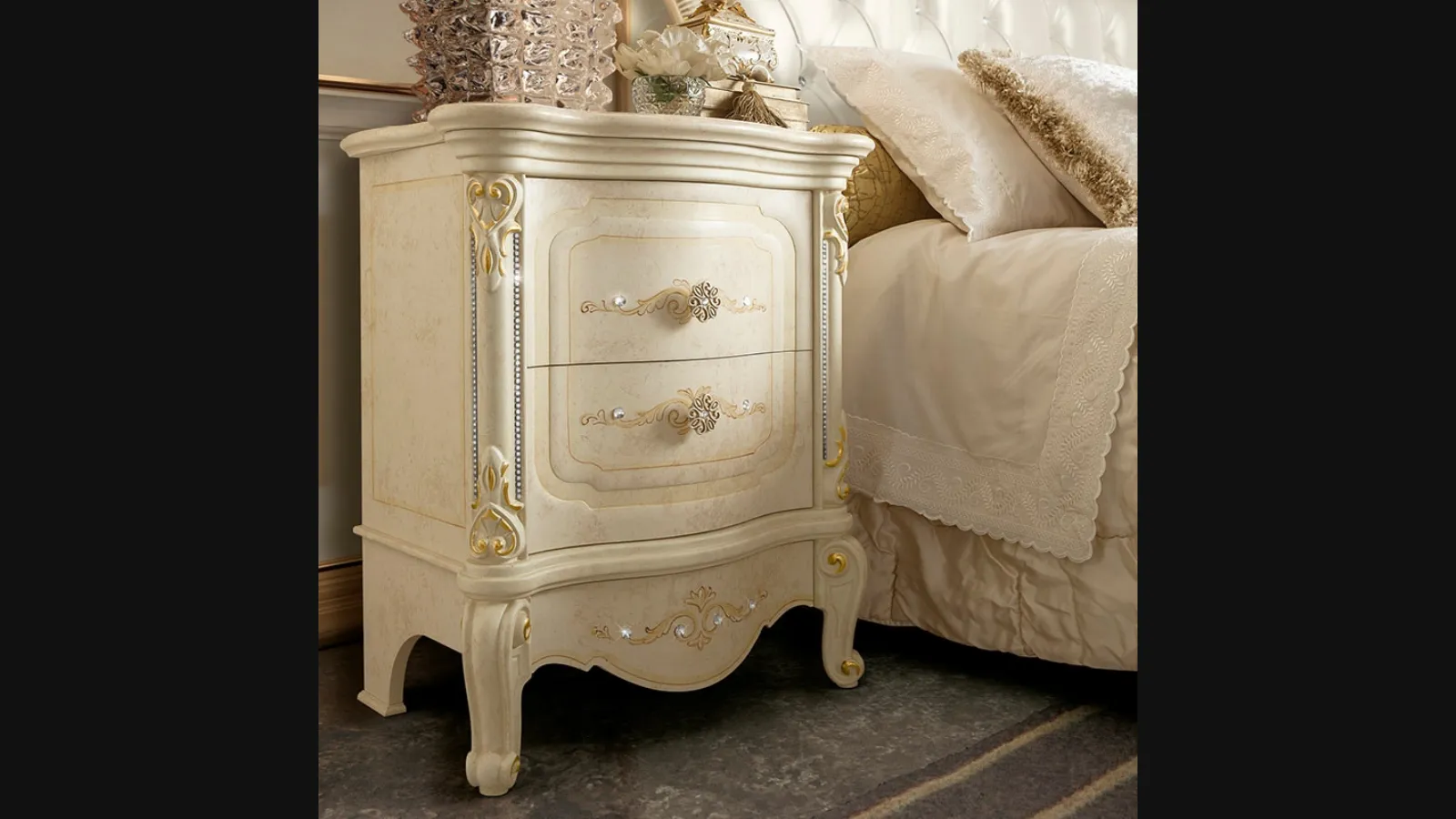 Comodino con decoro impreziosito con Swarovski Ginevra Les Précieux di RTL Mobili