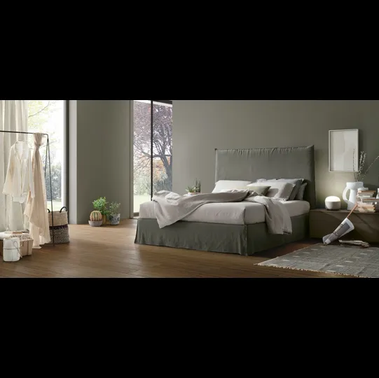 Letto con testiera in tessuto imbottito Hera di Tomasella