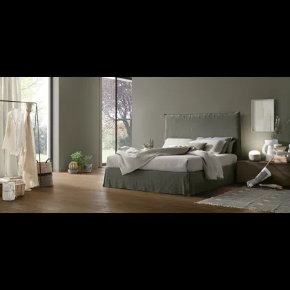 Letto con testiera in tessuto imbottito Hera di Tomasella