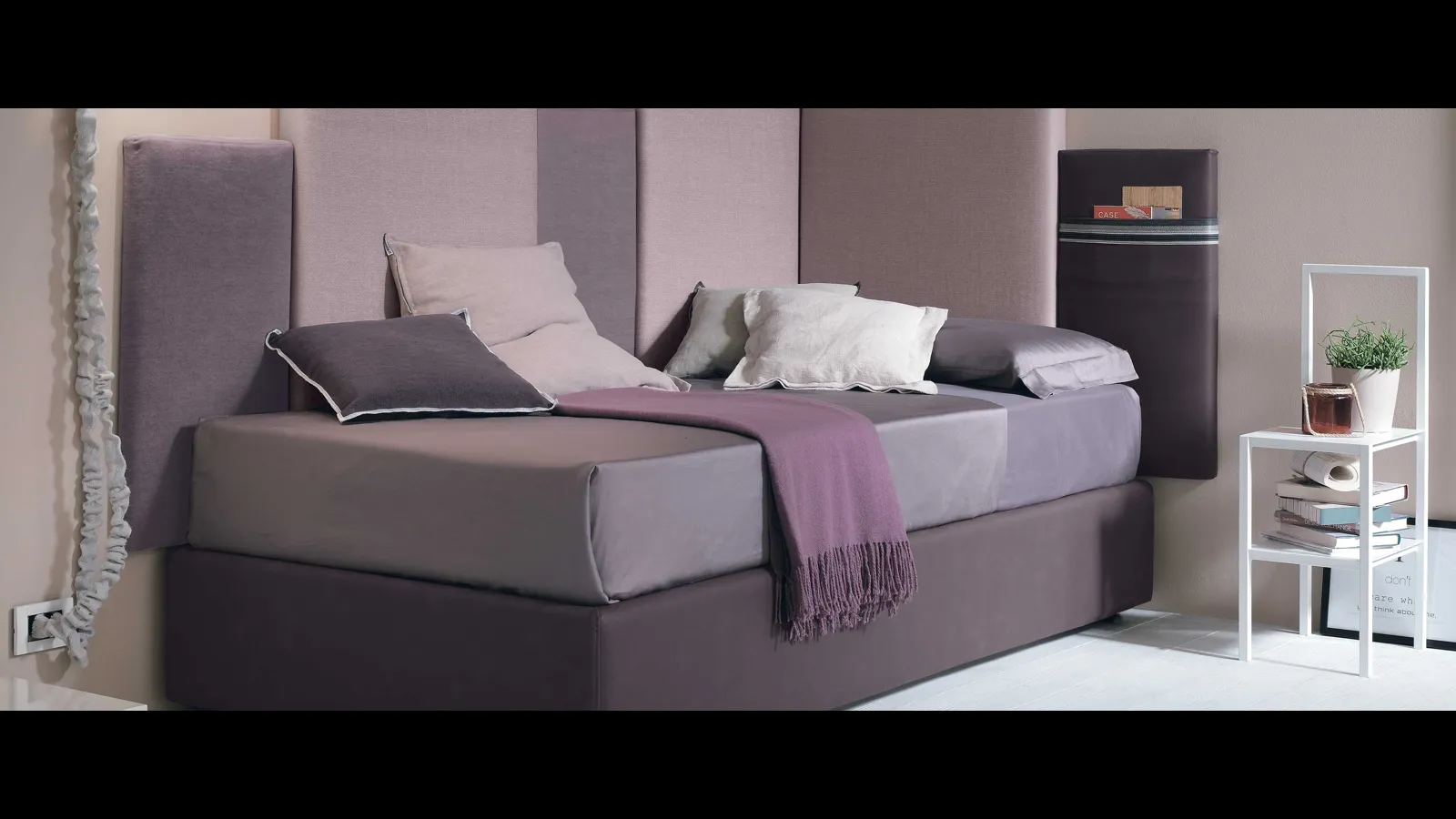 Letto singolo sommier Corner con boiserie rivestita in tessuto di Tomasella