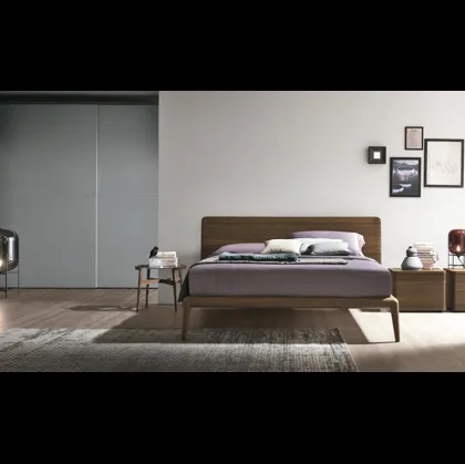 Letto Prado con testata in legno rovere termocotto di Tomasella