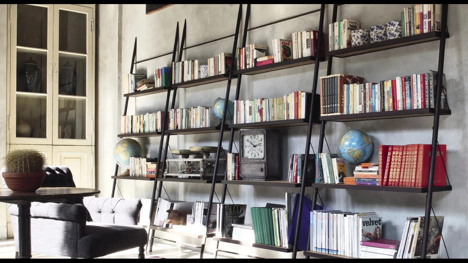 Libreria Easy in ferro con ripiani in legno di Devina Nais