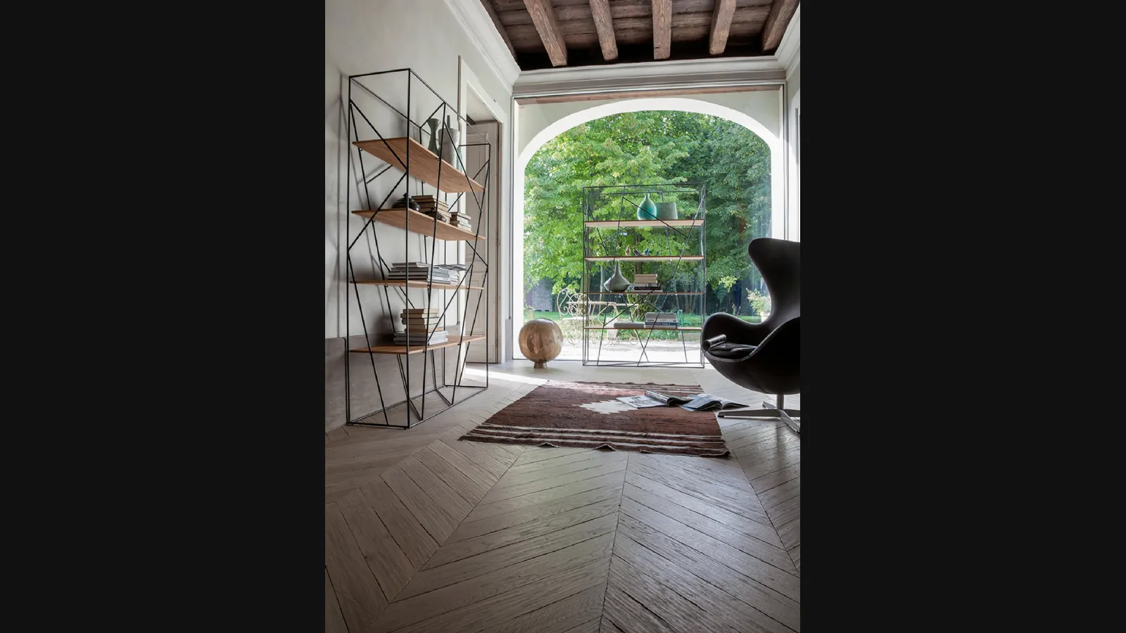 Libreria a muro Naviglio con struttura in metallo verniciato e ripiani in legno di Tonin Casa