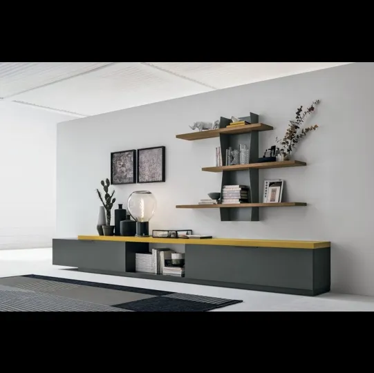 Libreria a muro in metallo con mensole in laccato opaco zafferano Versus di Tomasella