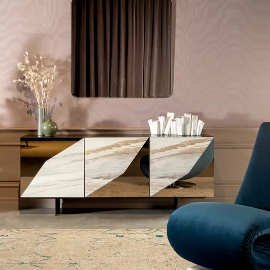 Madia Alcione con ante rivestite a specchio con inserti in gres porcellanato di Tonin Casa