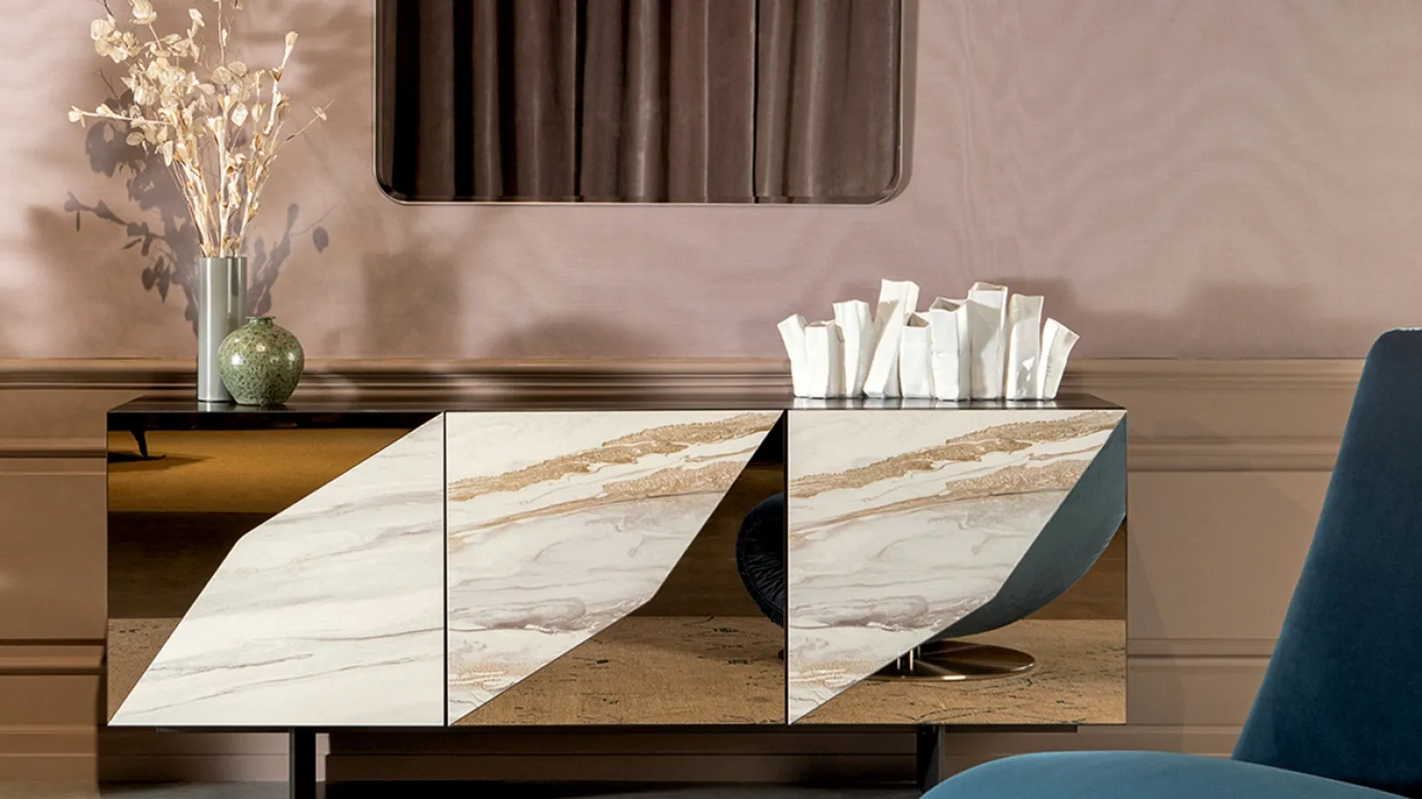 Madia Alcione con ante rivestite a specchio con inserti in gres porcellanato di Tonin Casa