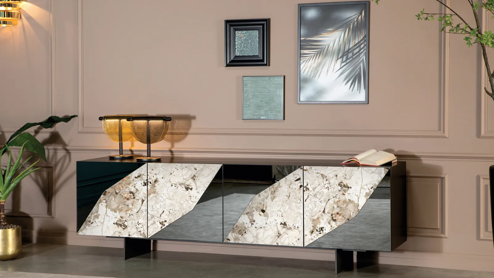 Madia Alcione con ante rivestite a specchio con inserti in gres porcellanato di Tonin Casa