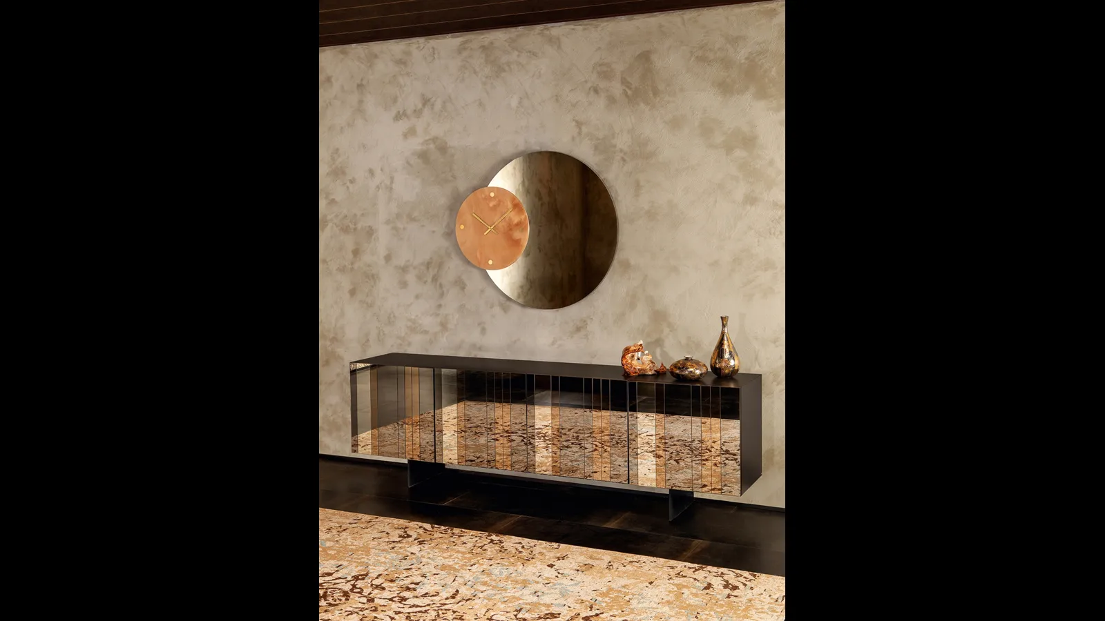 Madia Diva realizzata con una combinazione di elementi specchianti di Tonin Casa