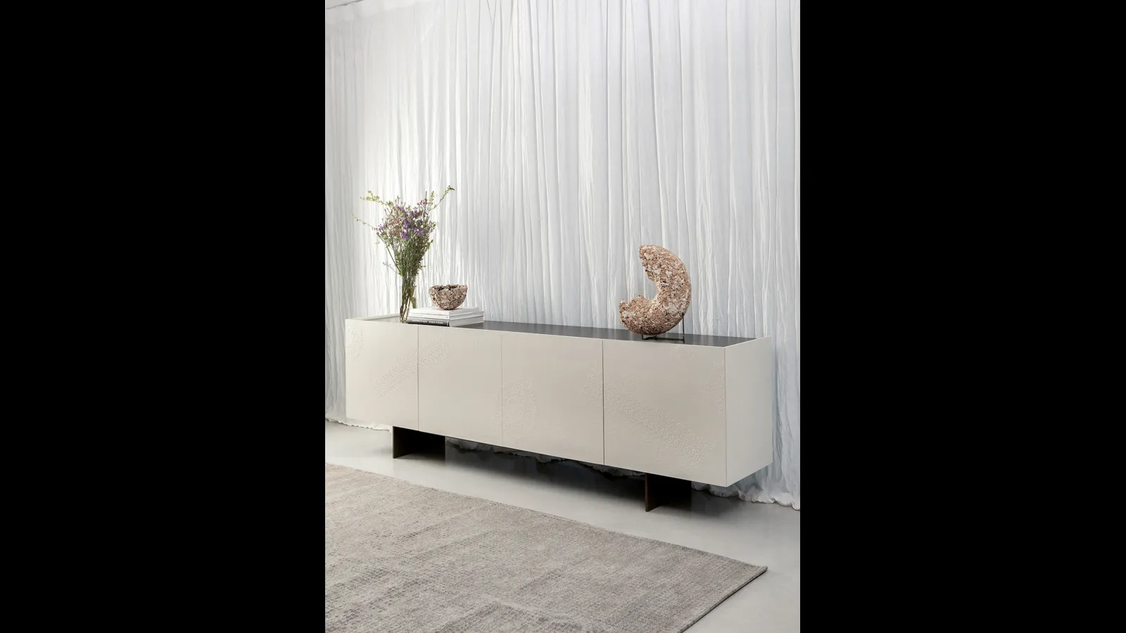 Madia Pizzo in spatolato di argilla con finiture in rilievo di Tonin Casa