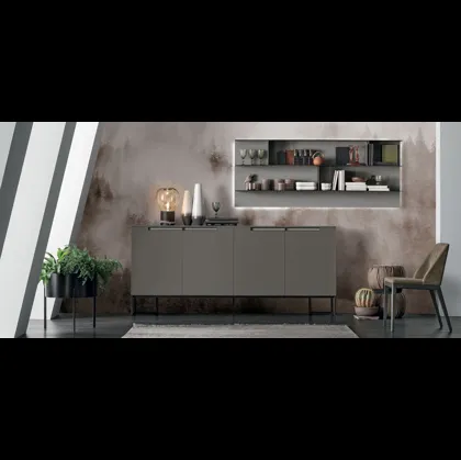 Madia Regolo R10 in laccato opaco smoke con inserto in materico piasentina chiara di Tomasella