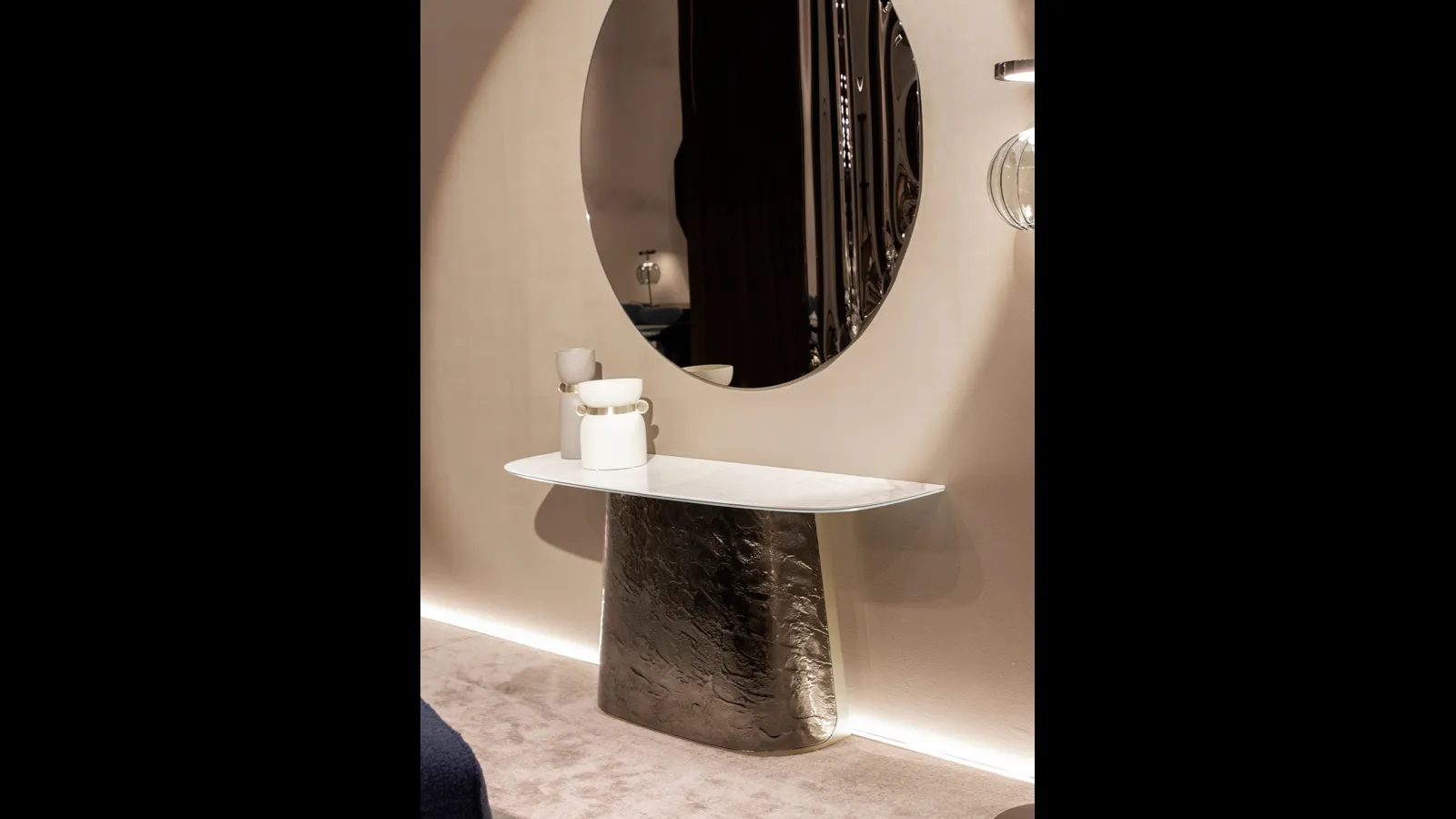 Mobile ingresso Consolle Adone in ceramica con base in vetro di Tonin Casa