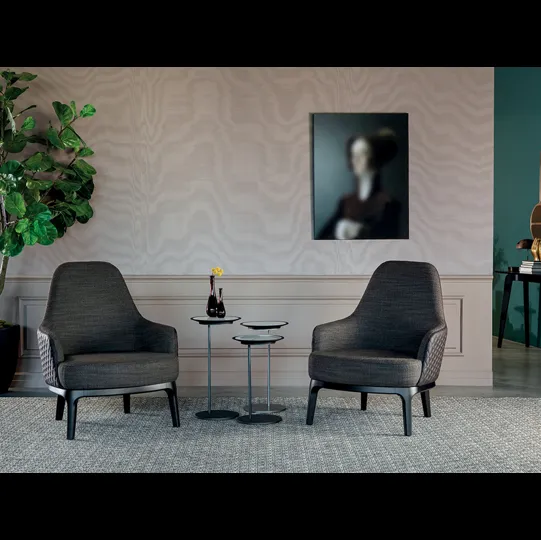 Poltrona Cleo Élite in tessuto con rivestimento esterno in pelle trapuntata a rombi di Tonin Casa