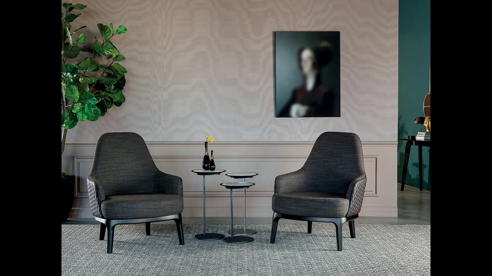 Poltrona Cleo Élite in tessuto con rivestimento esterno in pelle trapuntata a rombi di Tonin Casa