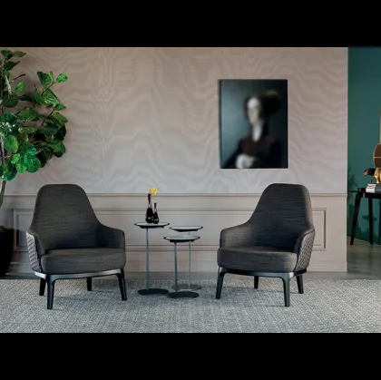 Poltrona Cleo Élite in tessuto con rivestimento esterno in pelle trapuntata a rombi di Tonin Casa