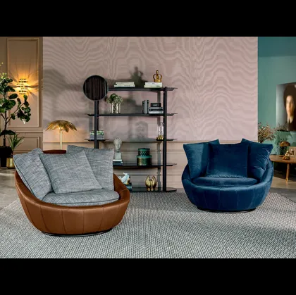 Poltrona di design Doppio Sogno, girevole, morbida e avvolgente, realizzata in velluto o in tessuto e pelle di Tonin Casa